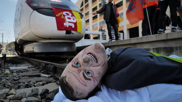 Prochain pas en avant : la démission de Macron