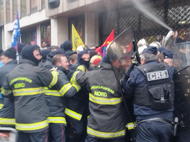 À Lille, les pompiers revendiquent des moyens et chargent les CRS