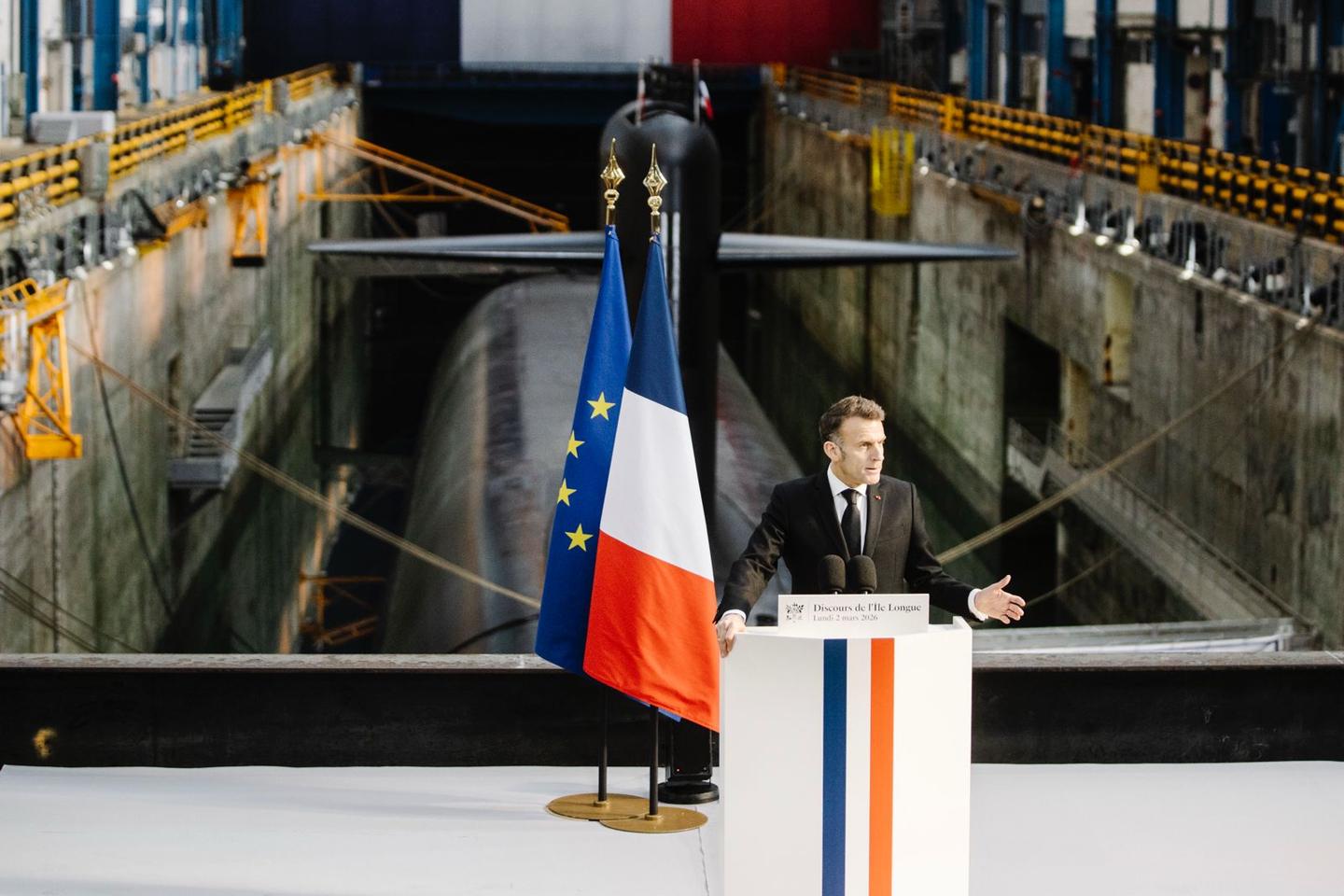 Macron et son petit spectacle